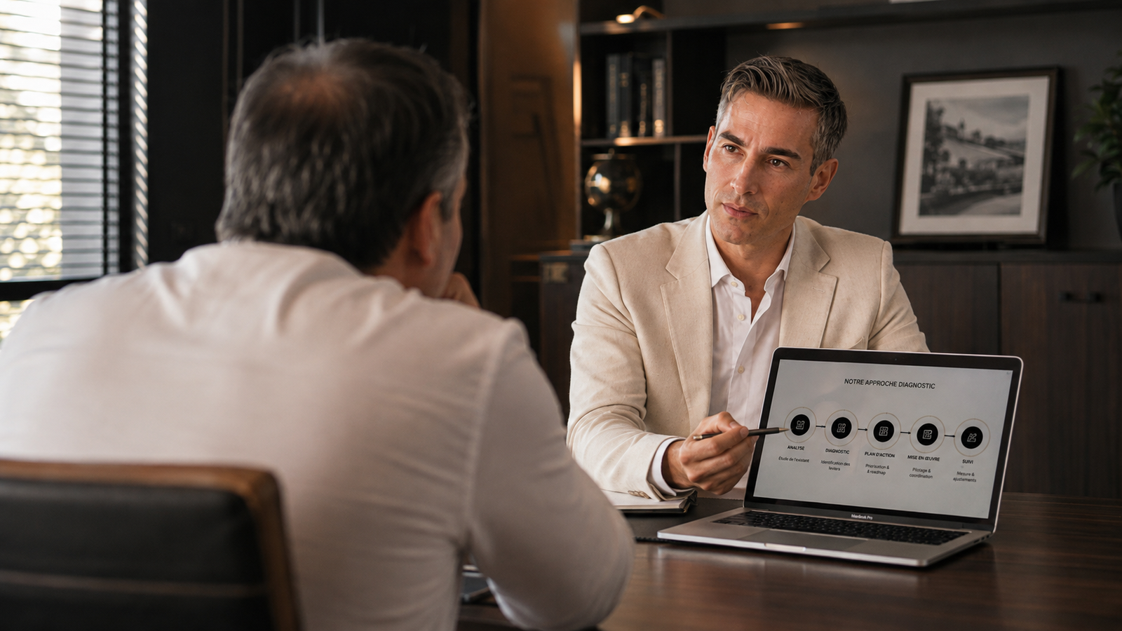 Hugo écoute un dirigeant pendant un diagnostic